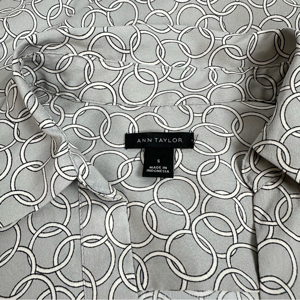 ANN TAYLOR elegant grey collared v-neck button front blouse - size S - Picture 6 of 6